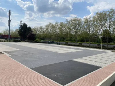 Parking en pavé du gymnase sportif de la ville de Holtzheim, près de Strasbourg CLK