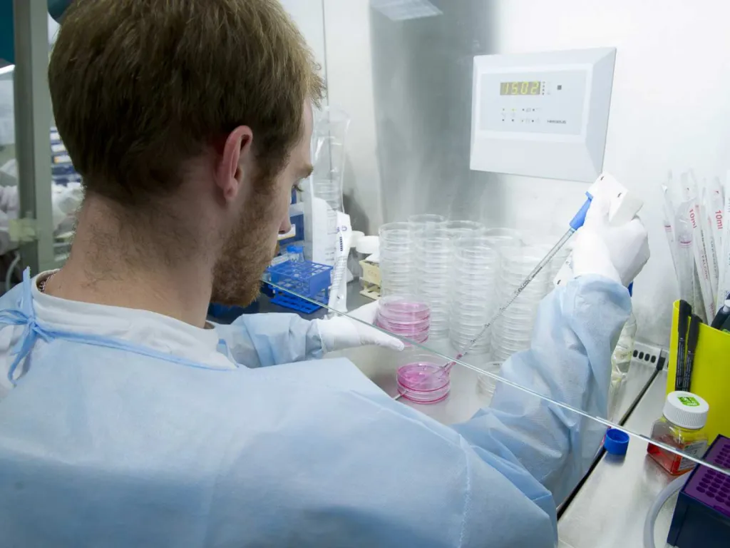 photographe spécialisé pour centre de recherche en santé salle de cultures cellulaires sous hotte stérile