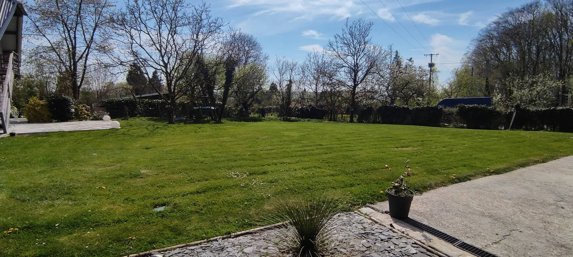 A vendre, à 10 minutes de PONT-L'EVEQUE (14130) et de LISIEUX (14100), découvrez cette maison rénovée offrant une vie de plain-pied. Sur un terrain de 2 600 m², profitez de deux terrasses exposées Sud et Ouest, ainsi qu’une grande dépendance de 92 m²