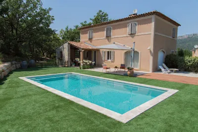 Installer une piscine rectangulaire élégante parfaitement intégrée dans un cadre provençal à Aubagne proche de Gémenos