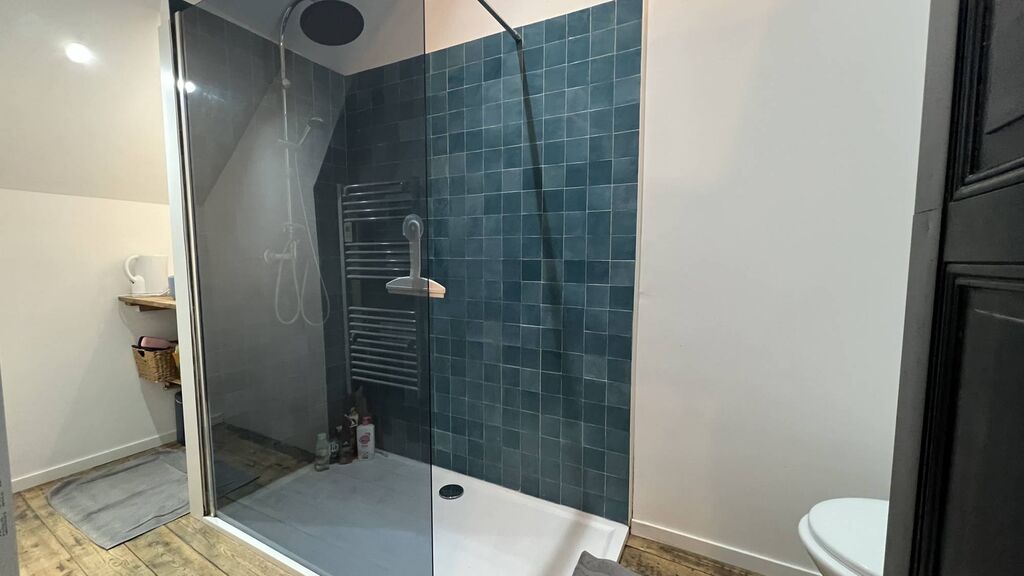 A vendre Immeuble belle époque du XVIIIème siècle, rénové entièrement d'environ 320m² en plein cœur du Tréport 76470. Composé d'un grand espace de vie en RDC et de 6 appartements