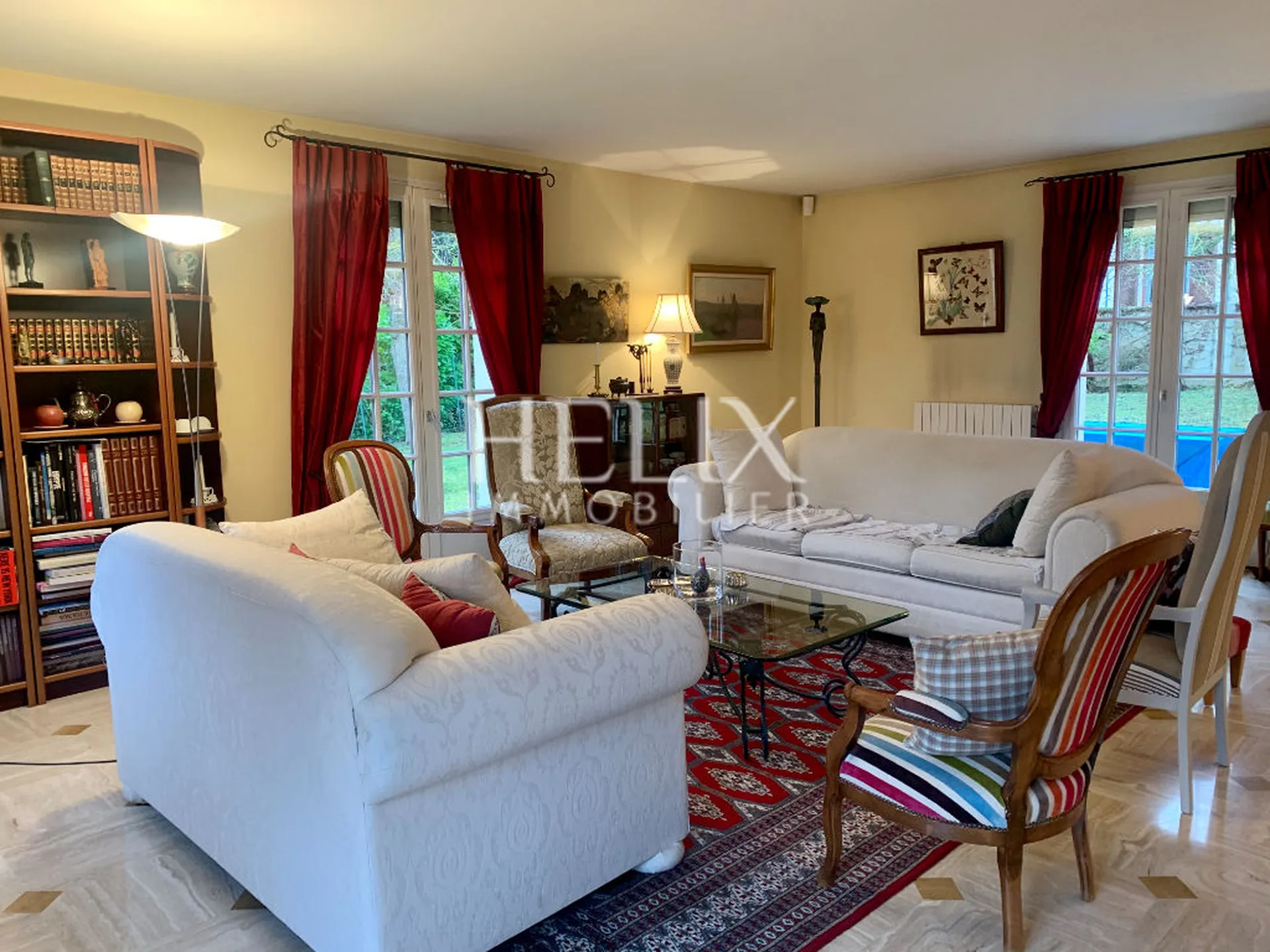 Située à Saint Germain en Laye, à deux pas du Lycée International une maison pleine de charme 7 pièces 4 chambres de 176m2 