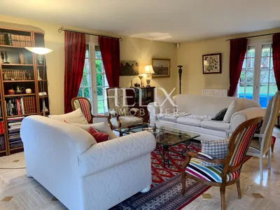 Située à Saint Germain en Laye, à deux pas du Lycée International une maison pleine de charme 7 pièces 4 chambres de 176m2 