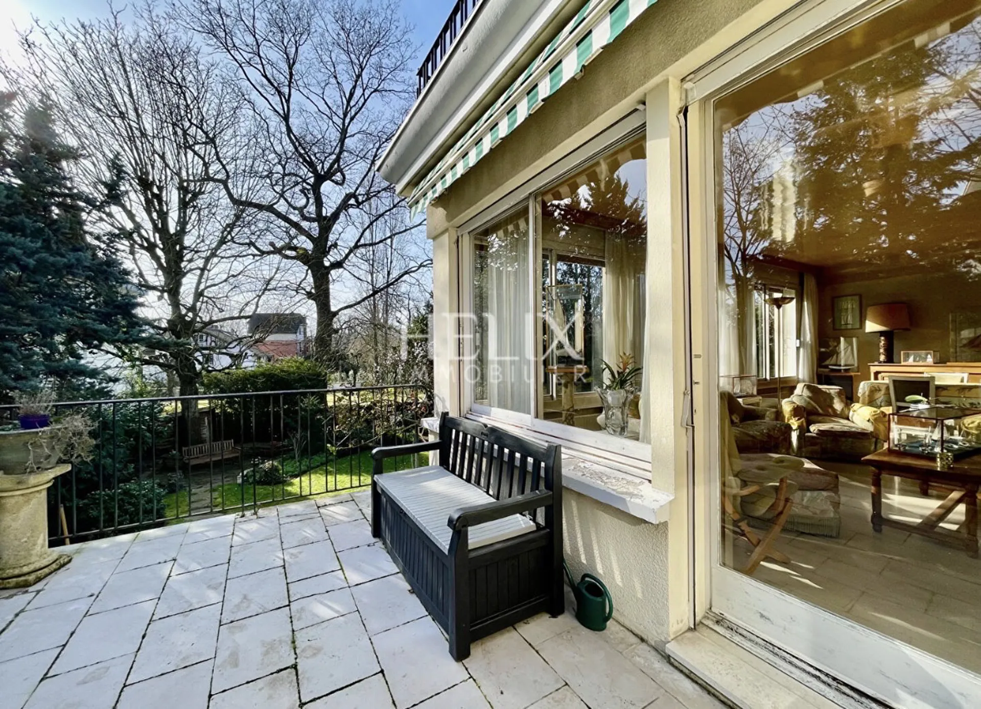 Helix Immobilier vous propose à la vente une charmante maison au Vésinet avec un agréable terrain de 700m²