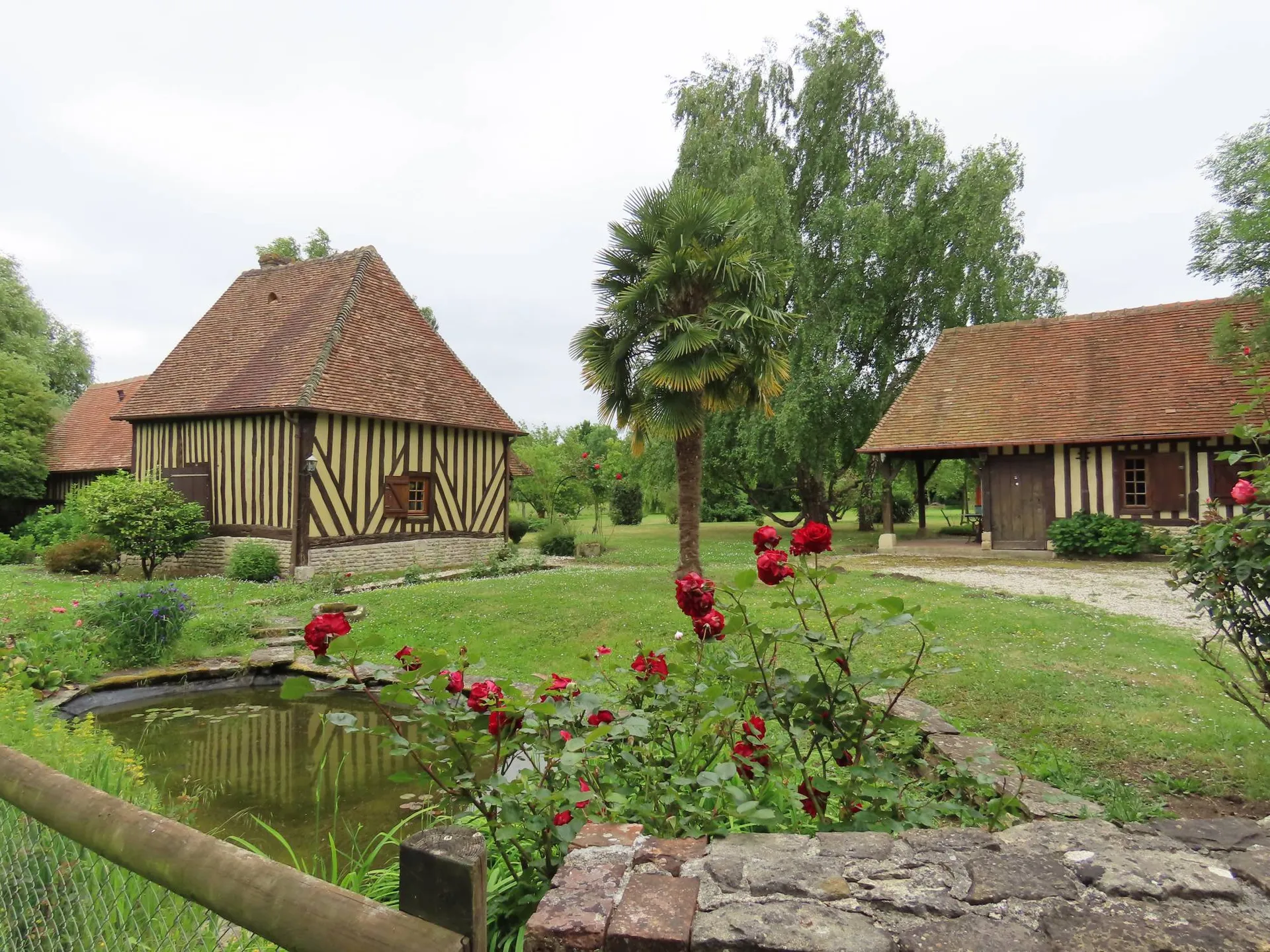 A vendre, à 10 min de CAMBREMER 14340 et MEZIDON-CANON 14270, au cœur de la campagne augeronne : deux maisons normandes sur un parc arboré avec chalet, bassin et voie verte à proximité.