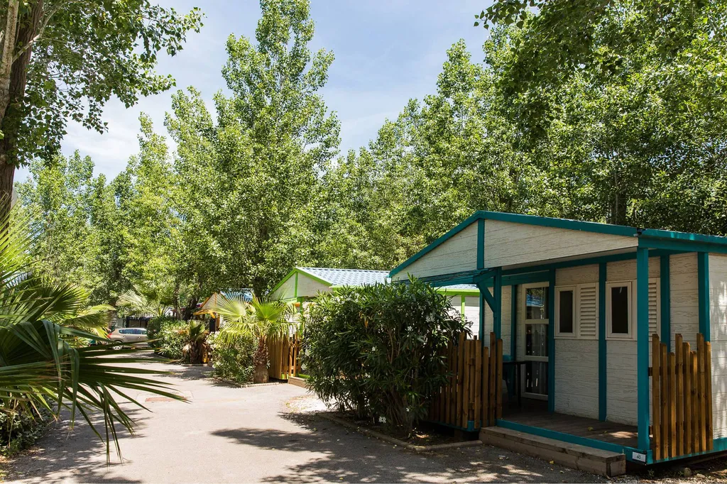 location de chalet non climatisé en camping familial bord de plage proche de Sète