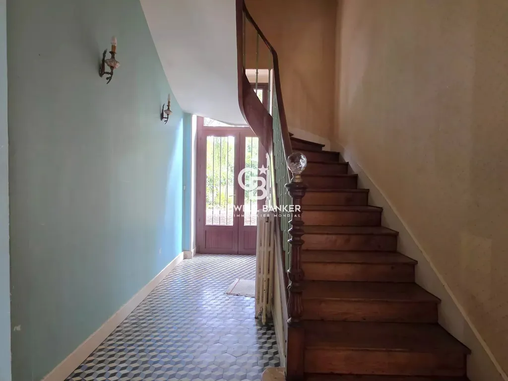 Escalier en bois massif desservant les étages – maison de 7/8 chambres au Mans