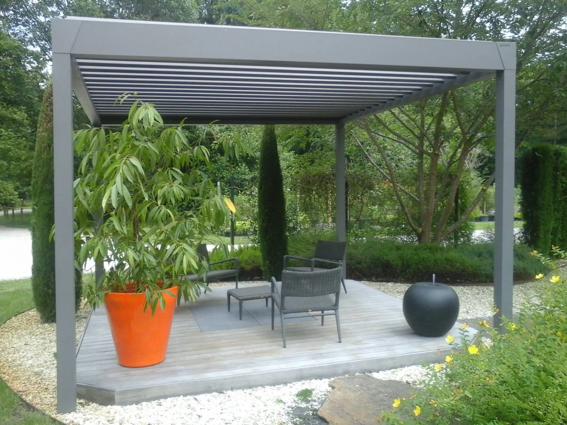 Vente et pose de pergola bioclimatique à lames orientables sur-mesure en aluminium à Martigues
