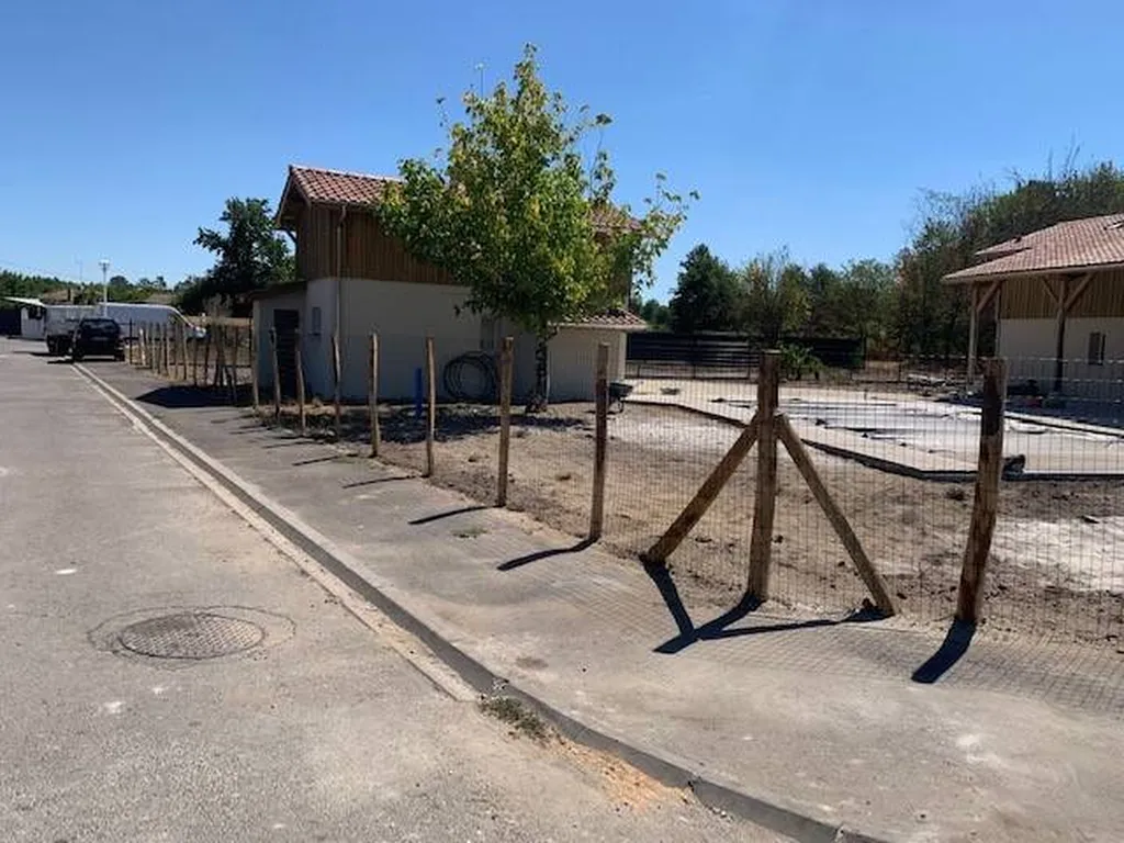 Réalisation d’une clôture provisoire et discrète sur un terrain situé à Sanguinet