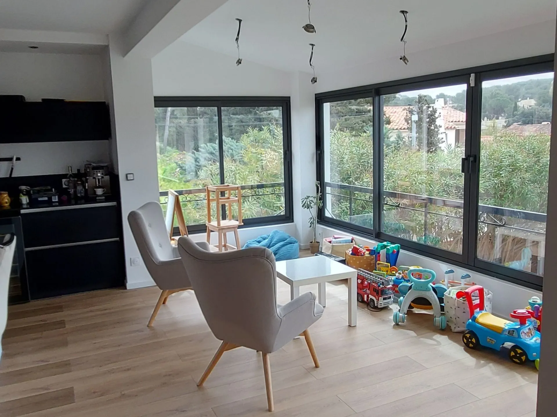 Extension de maison dans la pièce à vivre avec baies vitrées à La Crau dans le Var