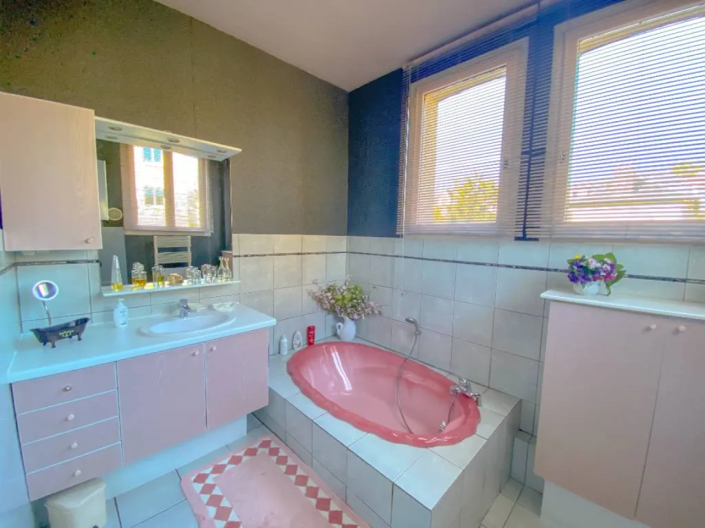 Salle de bain spacieuse avec baignoire