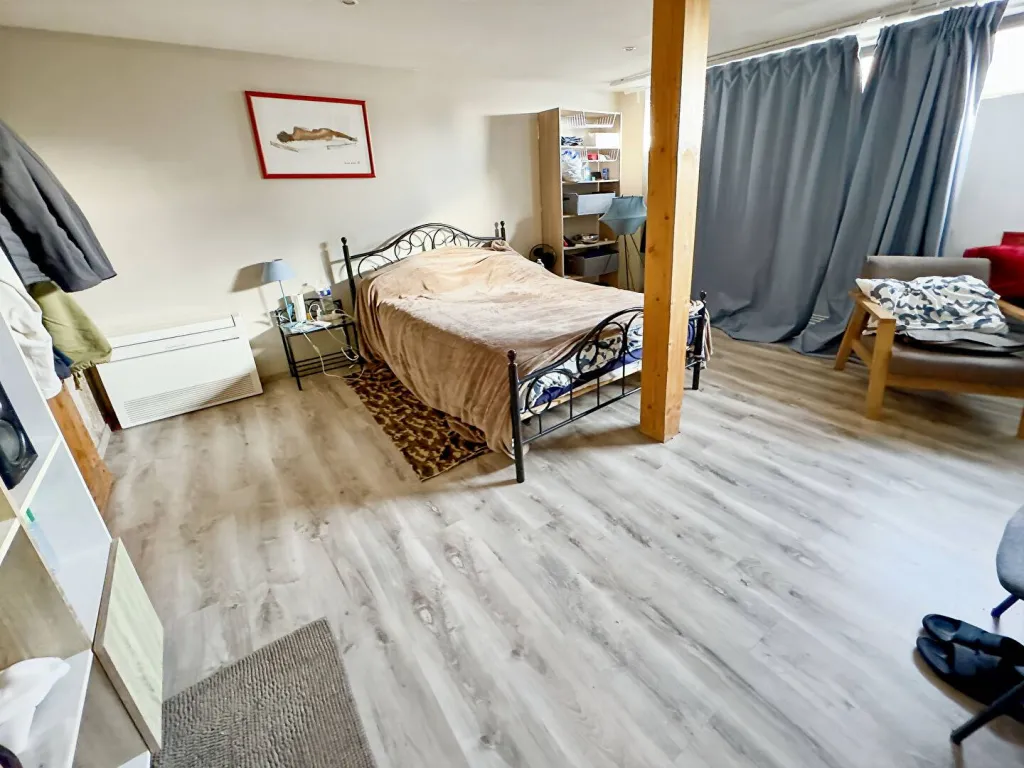 A saisir magnifique appartement de 150 m2 habitables avec cour terrasse de 146 m² sur lima commune de ELBEUF 76500