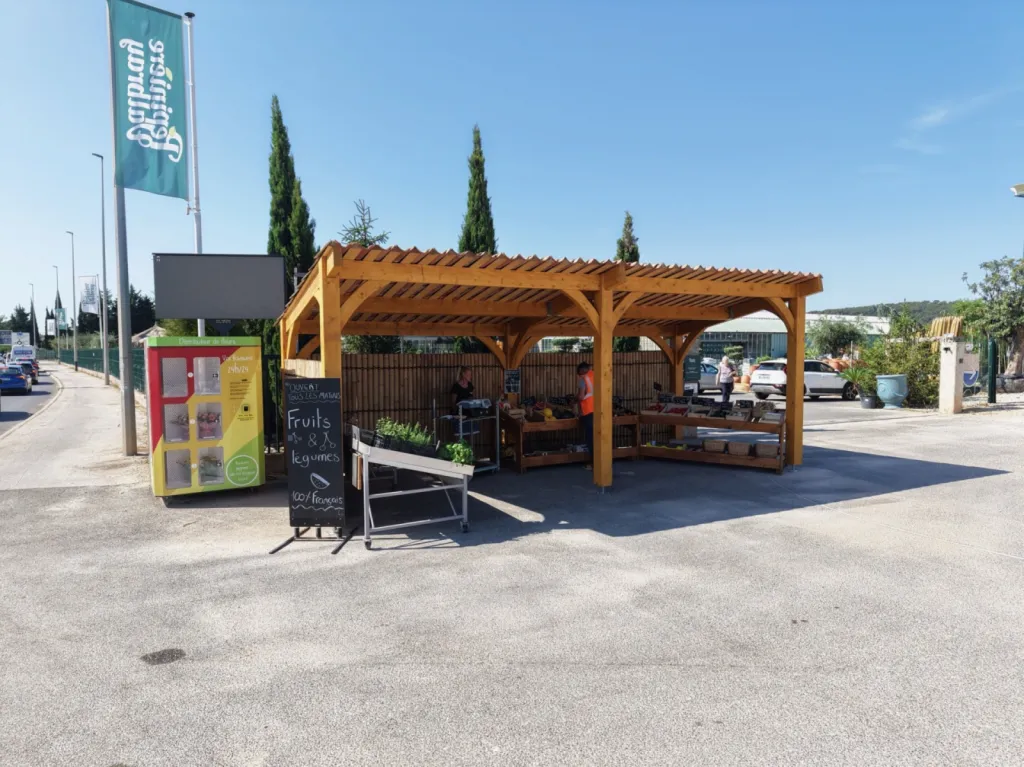 Construction sur mesure d’un abri bois de 7,5 m x 3 m à Ollioules (83190) : un projet à 8 000–10 000 € mené pour la Pépinière Valbray, 262 avenue Jean Monnet, par un artisan charpentier local expert