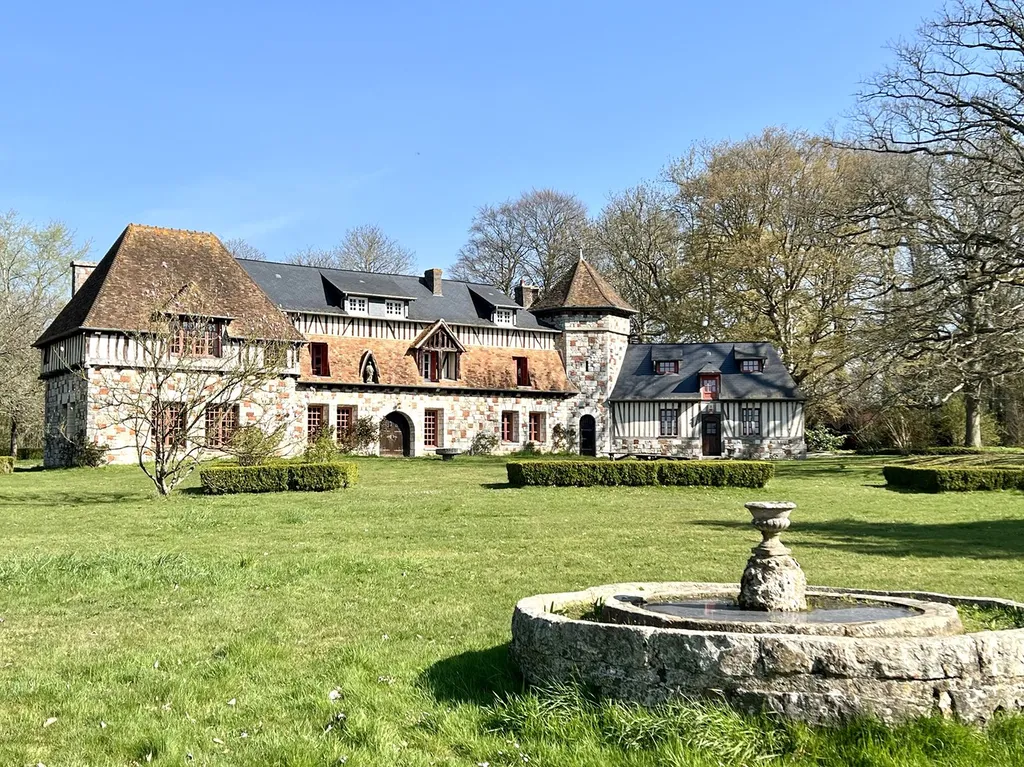 A vendre dans un environnement exceptionnel -  Manoir Normand de caractère avec dépendances et maison de gardien sur un terrain de 14,6 hectares