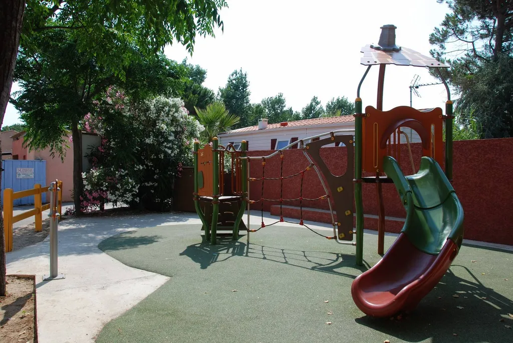 trouver une aire de jeux en camping  4 étoiles pour une détente en bord de mer avec mes enfants 