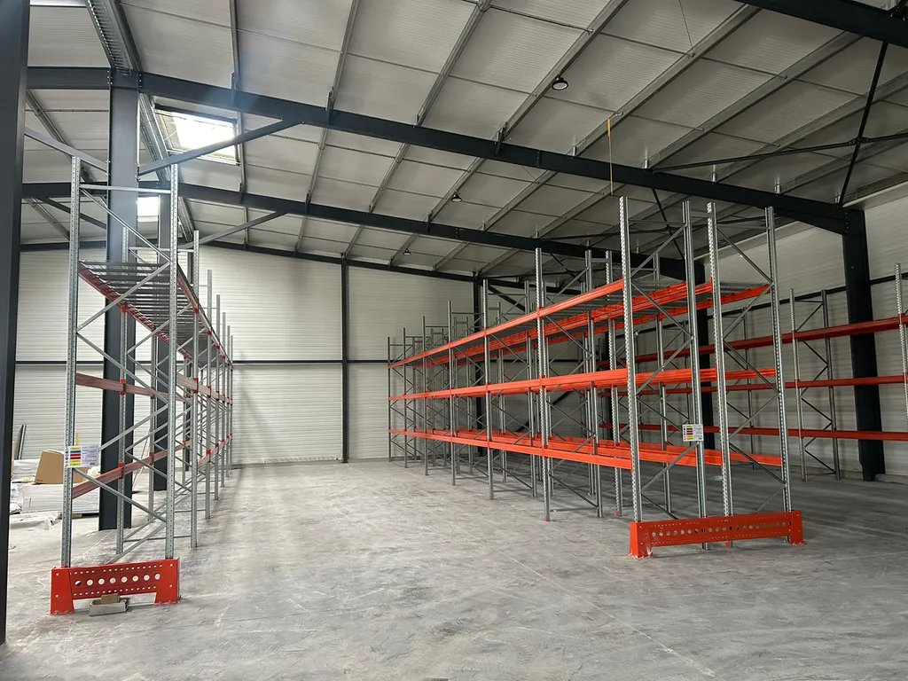 Installer un rack à palettes robuste pour le stockage lourd en entrepôt à Toulouse, Paris et en Occitanie