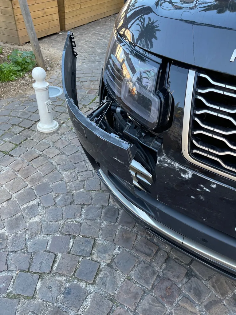 Accrochage à La Ciotat sur un Range Rover Vogue réparé à Carnoux dans notre atelier spécialisé en carrosserie SUV haut de gamme