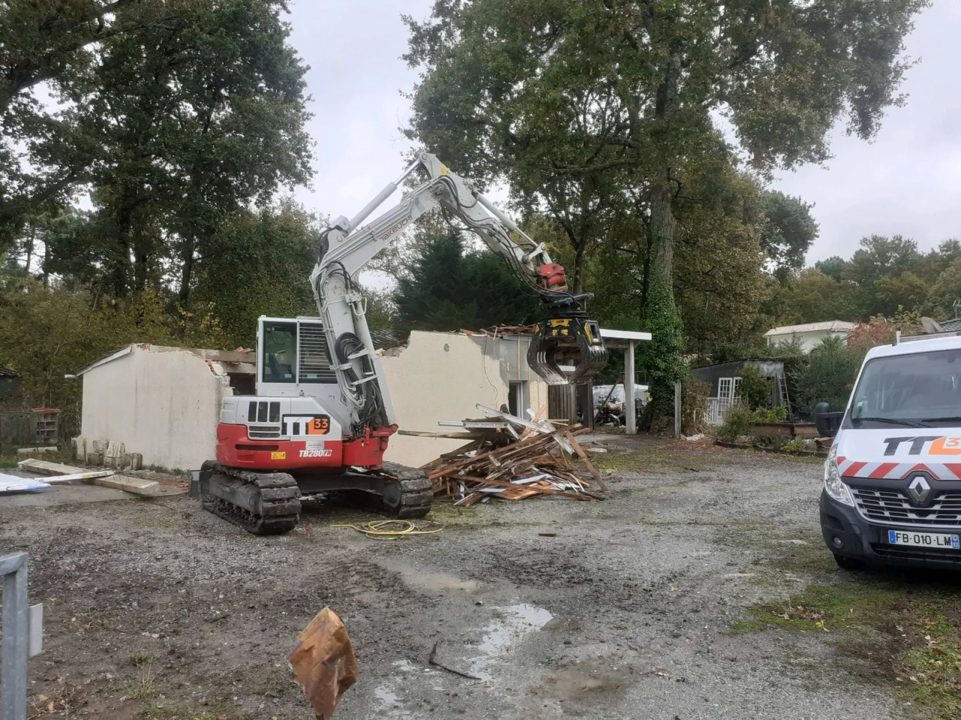 Démolition d'un garage attenant à une maison à Bègles proche de Bordeaux