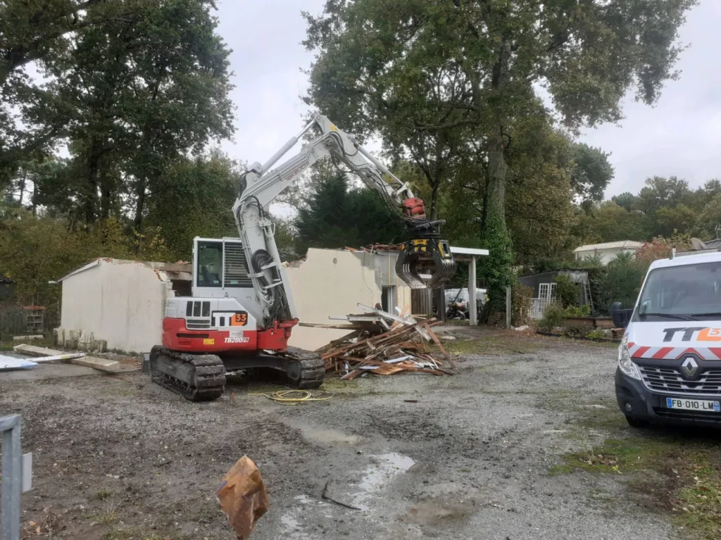 Démolition d'un garage attenant à une maison à Bègles proche de Bordeaux