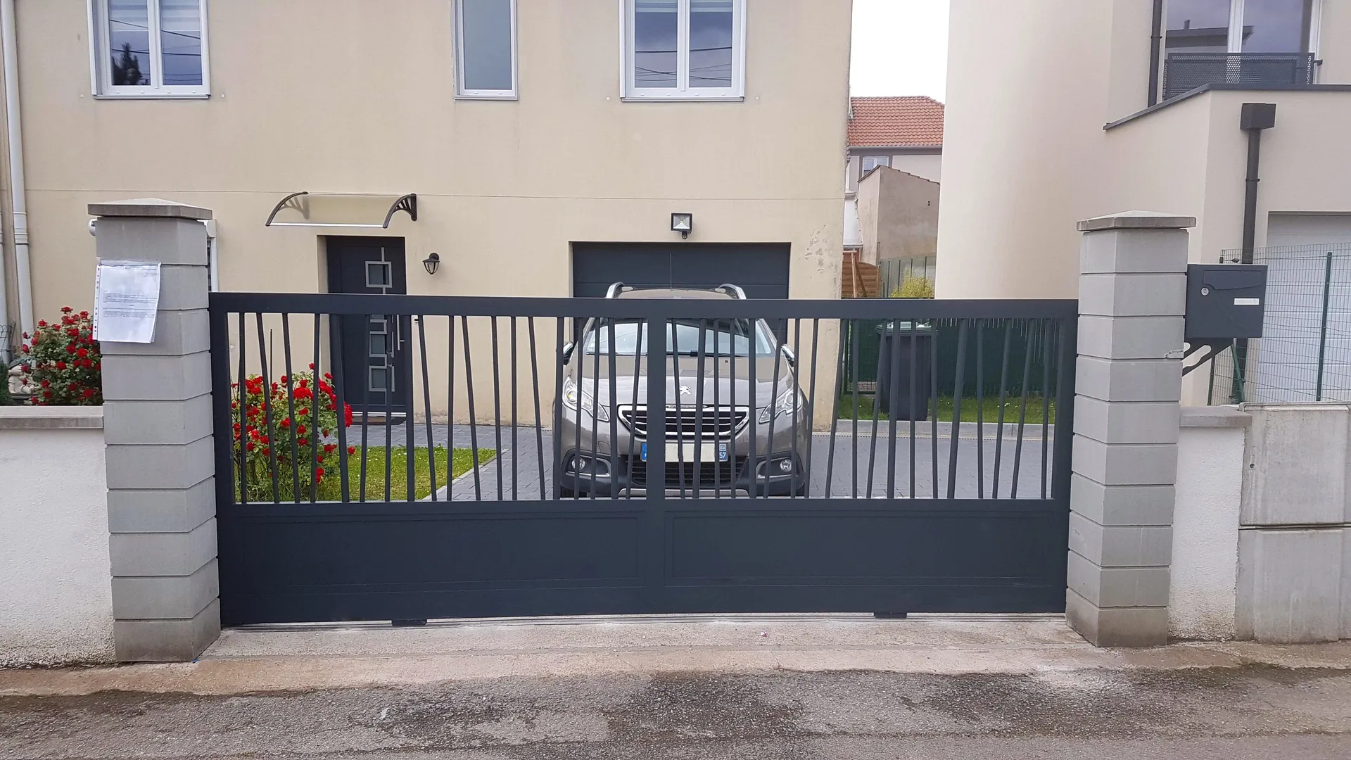 expert en Portail  en aluminium différents modèles auto-porté motorisé  ou deux battants  Gamme CITY classique et élégant