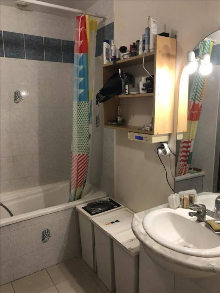 Comprenant 2 places de parking, une terrasse et un jardin