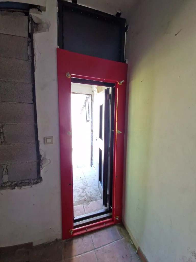 Remplacement d’une porte anti-squat métallique avec verrouillage 3 points A2P pour sécuriser un accès à Marseille 13003, 3e arrondissement