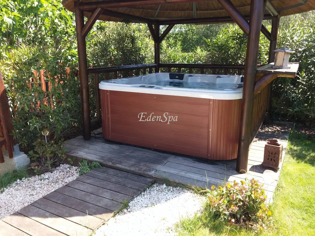 jacuzzi canadien 5 places gazebo paillotte fuveau