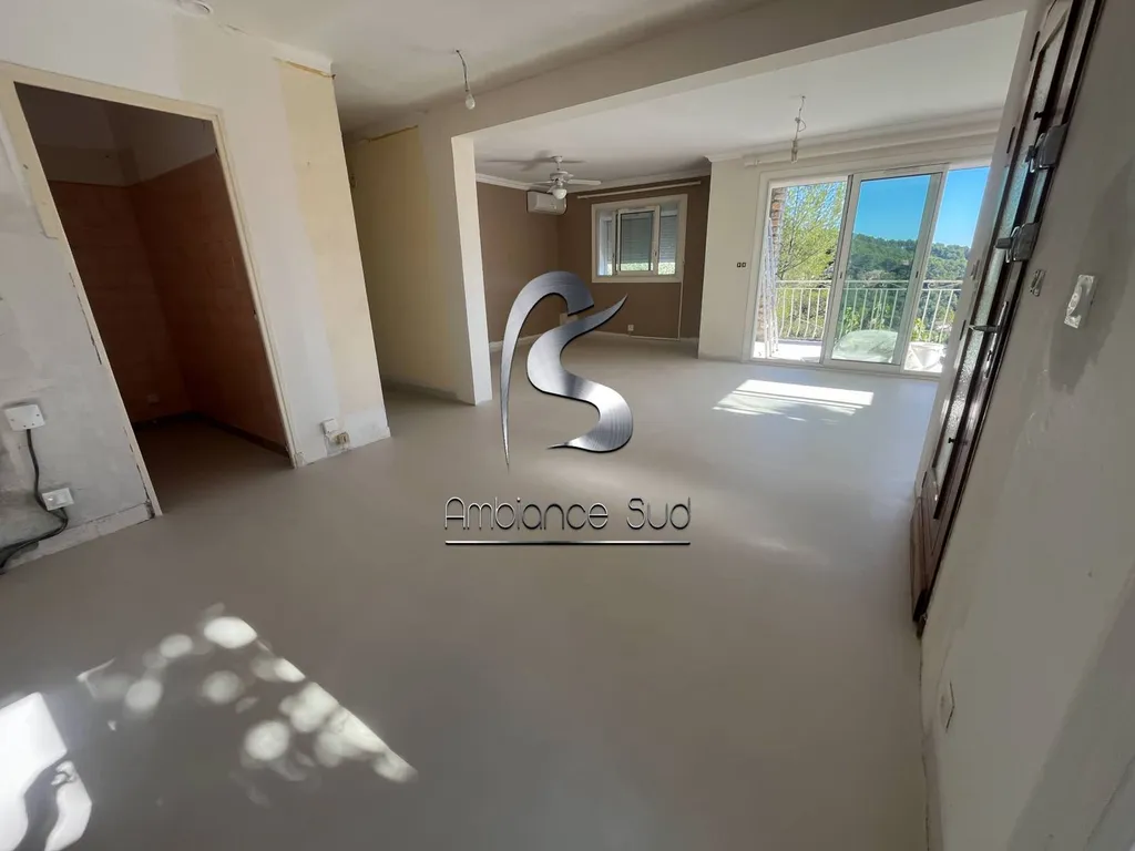 Réalisation d’un sol d’une maison en résine minérale effet béton ciré coulé à Toulon près de Sanary-sur-Mer dans le 83