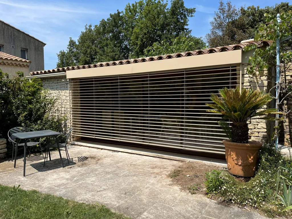 Installation d'un brise-soleil orientable beige (BSO) en aluminium à Robion