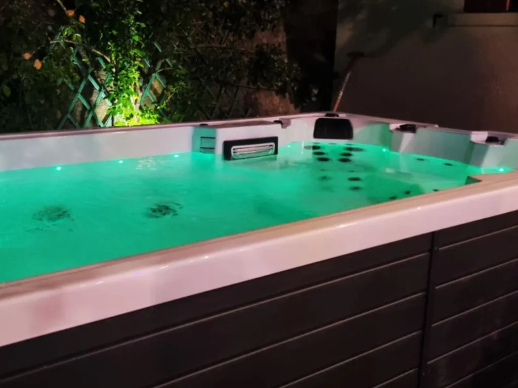 Installation d’un spa de nage Hydrolux Spa Athena 3.9 à Uzès, dans le Gard !
