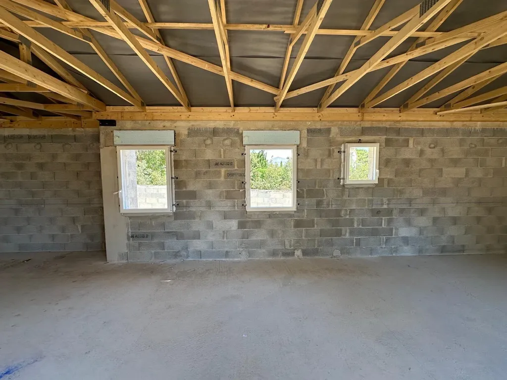 Pose de menuiseries en ALU dans une maison en construction aux PENNES MIRABEAU