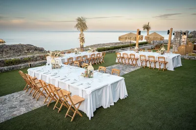 Un mariage civil organisé sur le parvis d'une chapelle blanche les pieds dans l'eau à Rhodes en Grèce