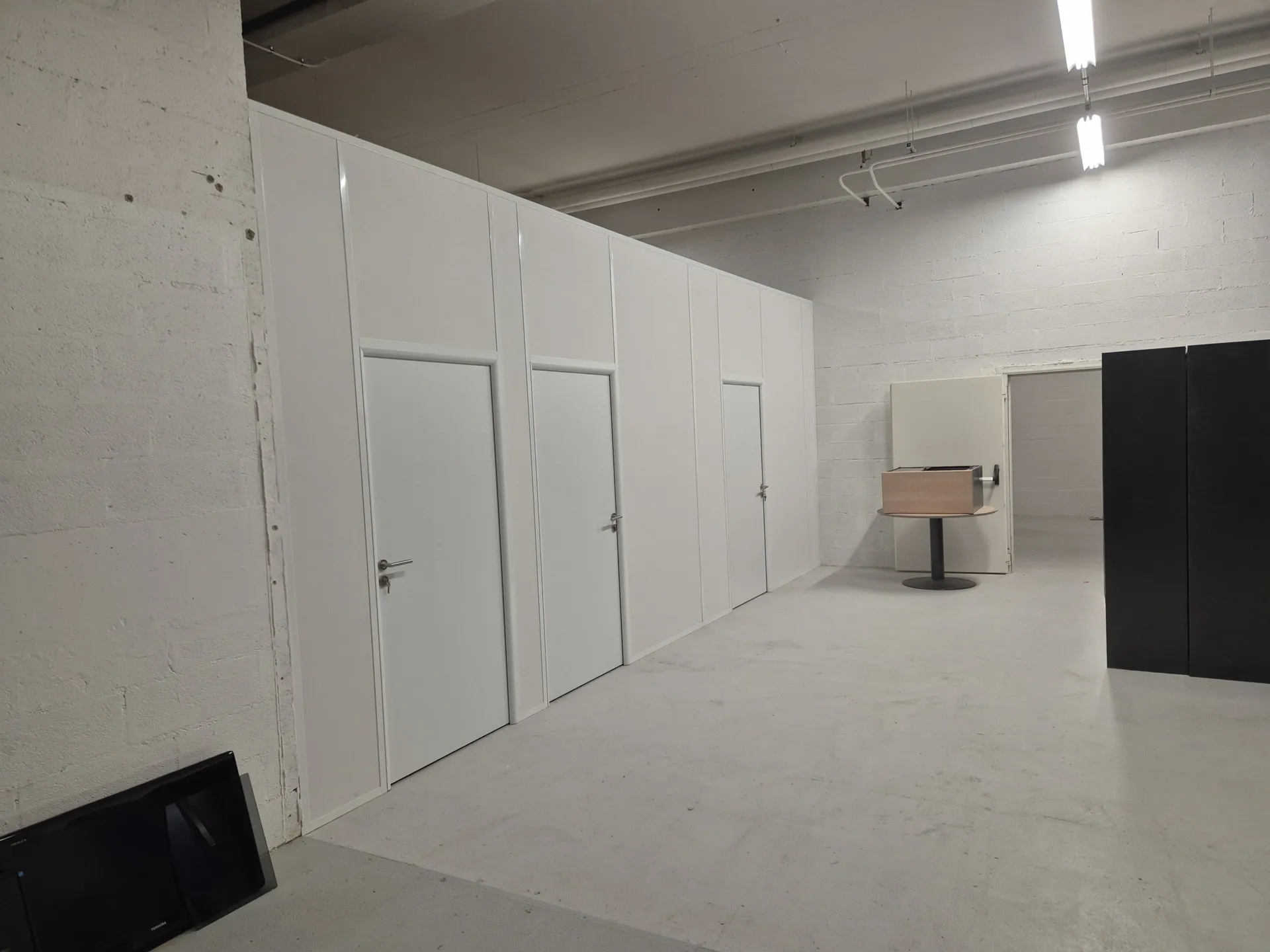 Réalisation complète de cloisons fixes pour créer des bureaux individuels dans une nouvelle entreprise à Dardilly près de Lyon