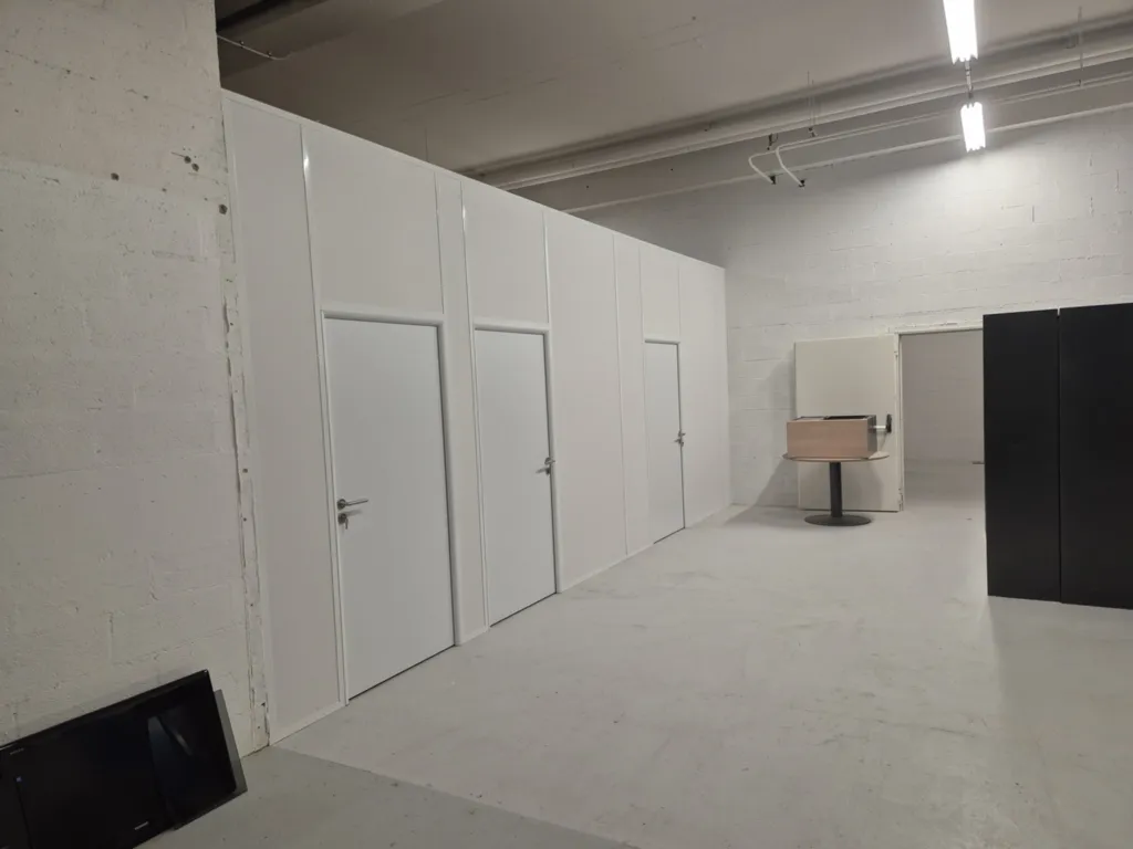 Réalisation complète de cloisons fixes pour créer des bureaux individuels dans une nouvelle entreprise à Dardilly près de Lyon