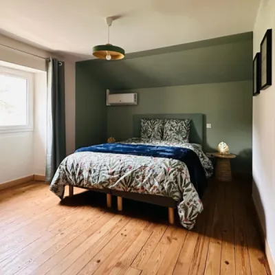 Chambre avec ambiance chaleureuse et mobilier personnalisé, par l’Atelier D. architecte d’intérieur à Bordeaux