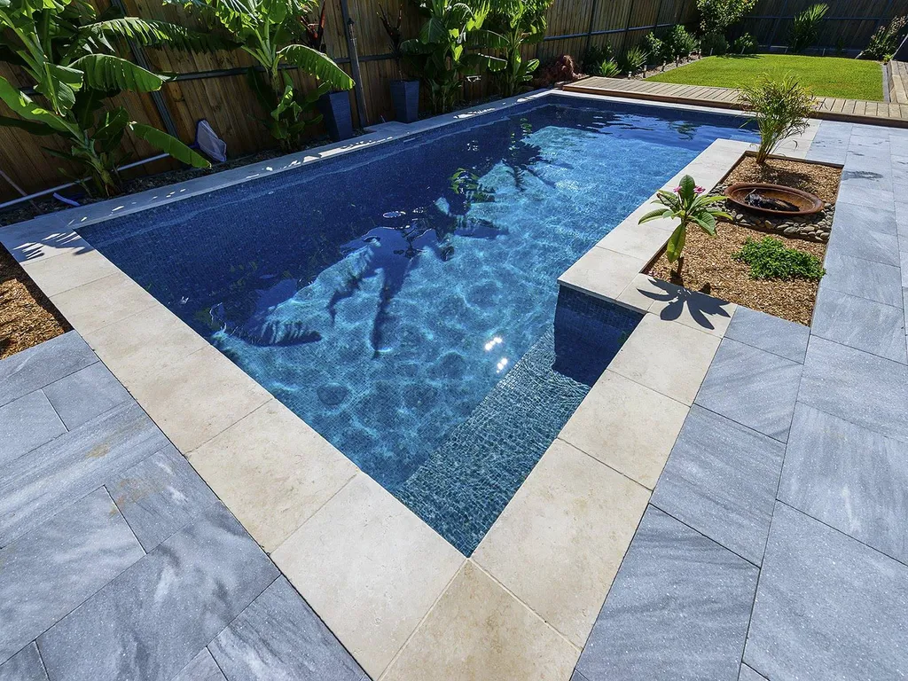 UNE PISCINE GRIS BLEU - MOSAÏQUE DOLERITE