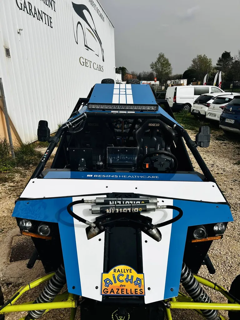 covering imprimé sur véhicule de course dans le 83