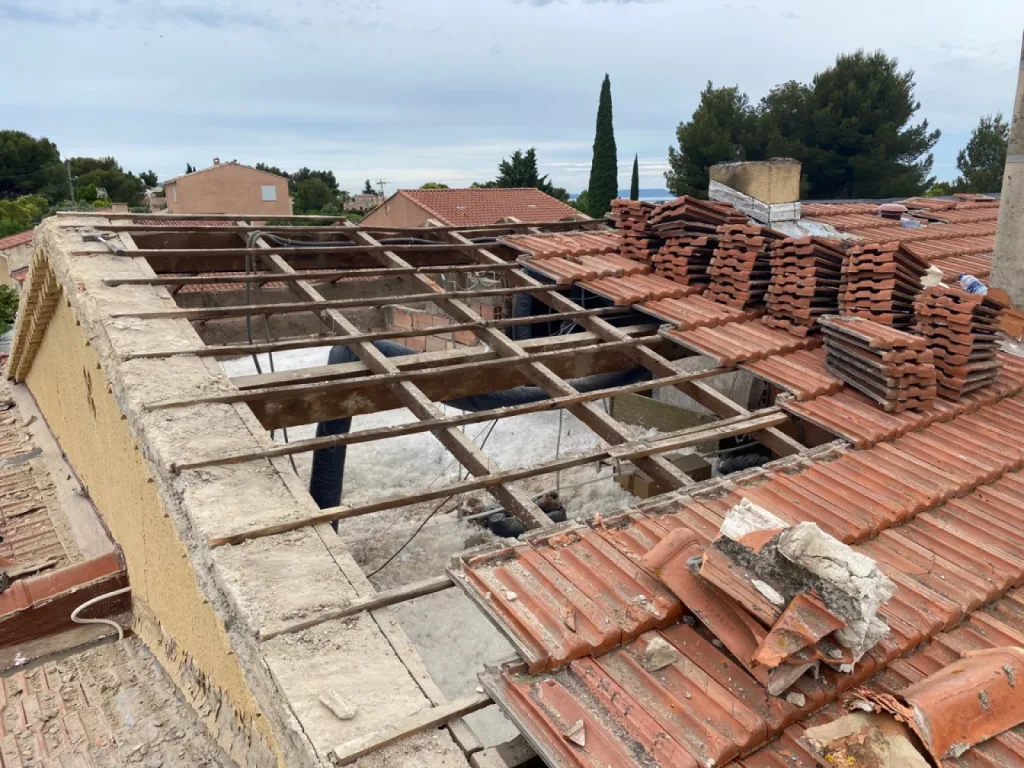 Changement d’une toiture de maison en tuiles Abeilles sur Martigues