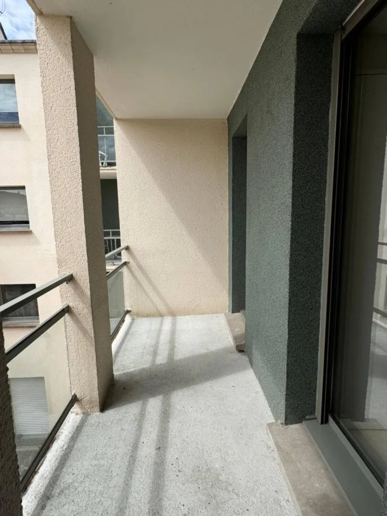 Comprenant un grand balcon
