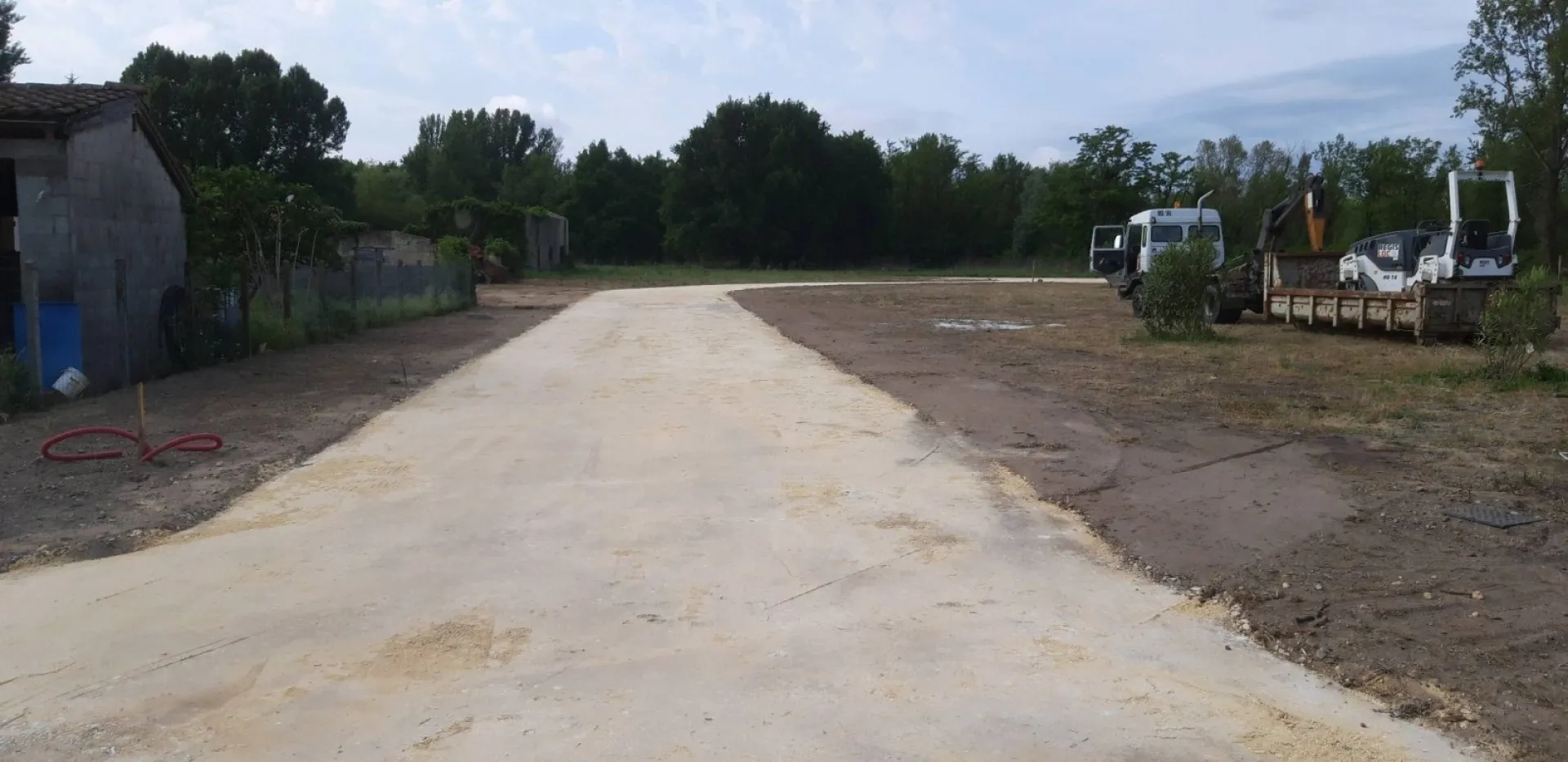 Terrassement d'une plate-forme par une entreprise spécialisée à Cadaujac en Gironde
