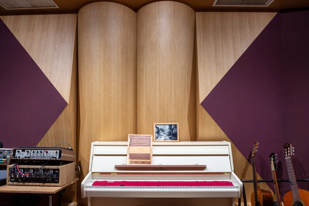 Dans ce studio bordelais conçu par AKIKO ARCHITECTURE, chaque paroi est désolidarisée grâce au principe de “boîte dans la boîte”, garantissant un isolement total pour les sessions d’enregistrement