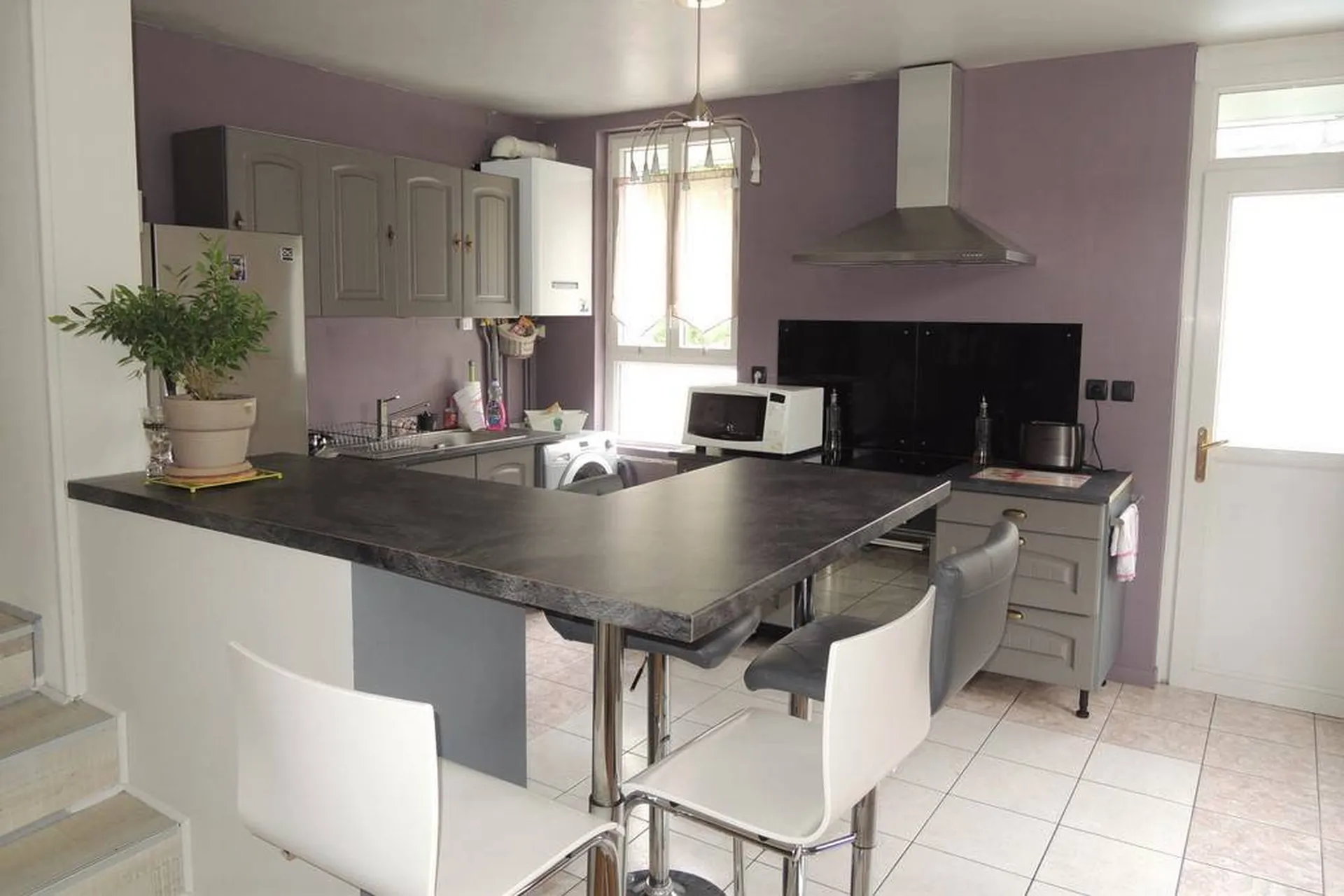 Terres et Demeures de Normandie, votre agence située à Dieppe 76200 en Seine-maritime, vous invite à découvrir ce petit coin de paradis, dans un environnement calme et paisible, à 10 minutes de la plage de Dieppe 76200 et à 2 heures de Paris par l'A1