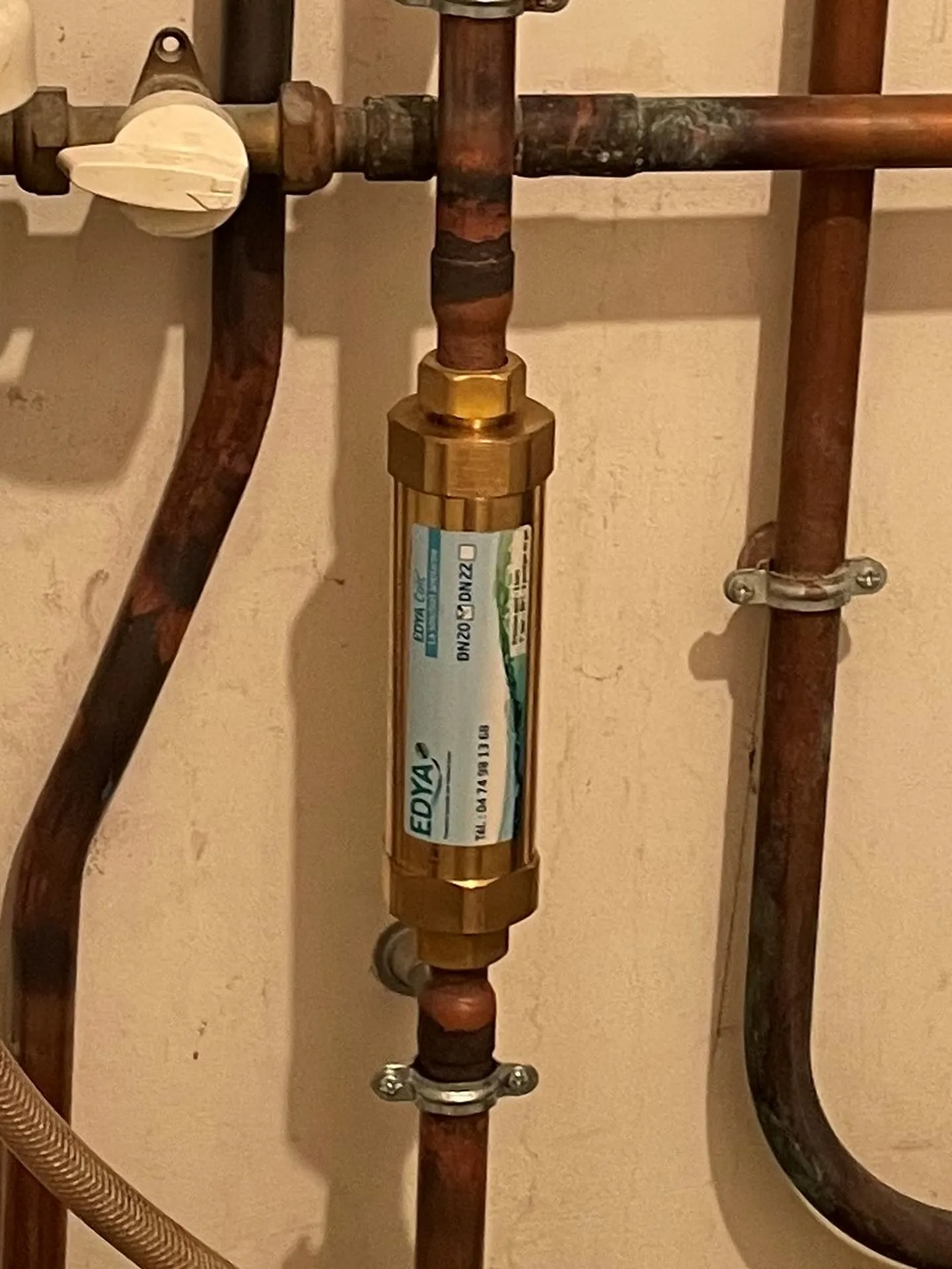 Système anticalcaire installé sur l’arrivée d’eau pour limiter l’entartrage, protéger les équipements et réduire les consommations d’énergie