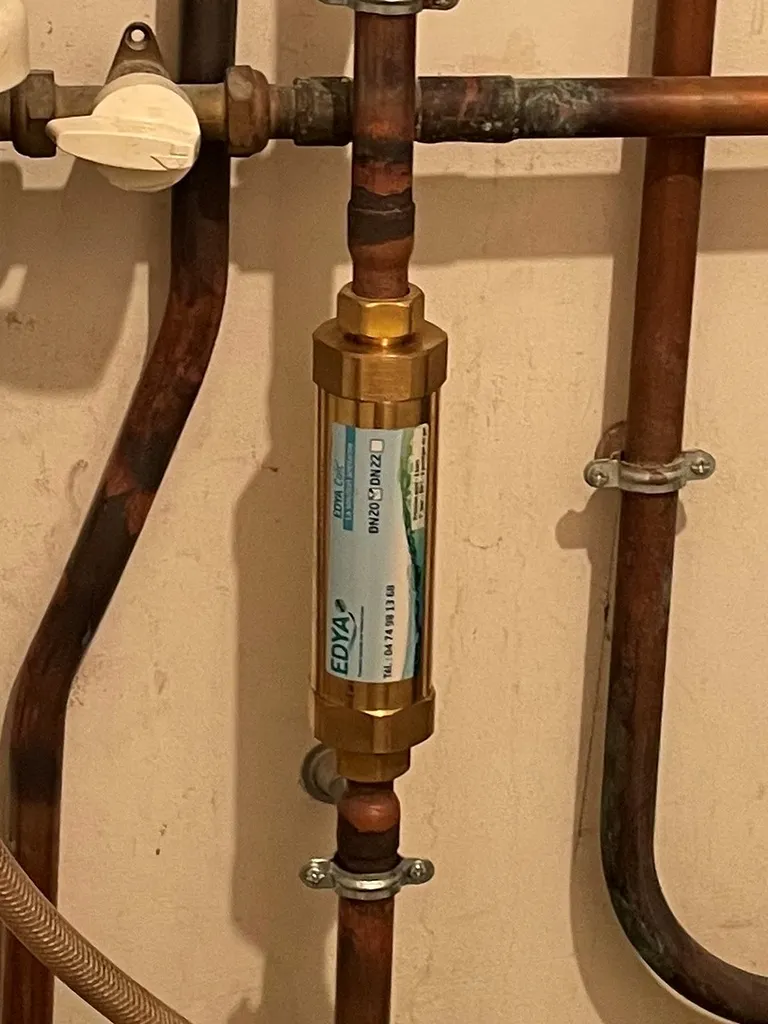Système anticalcaire installé sur l’arrivée d’eau pour limiter l’entartrage, protéger les équipements et réduire les consommations d’énergie