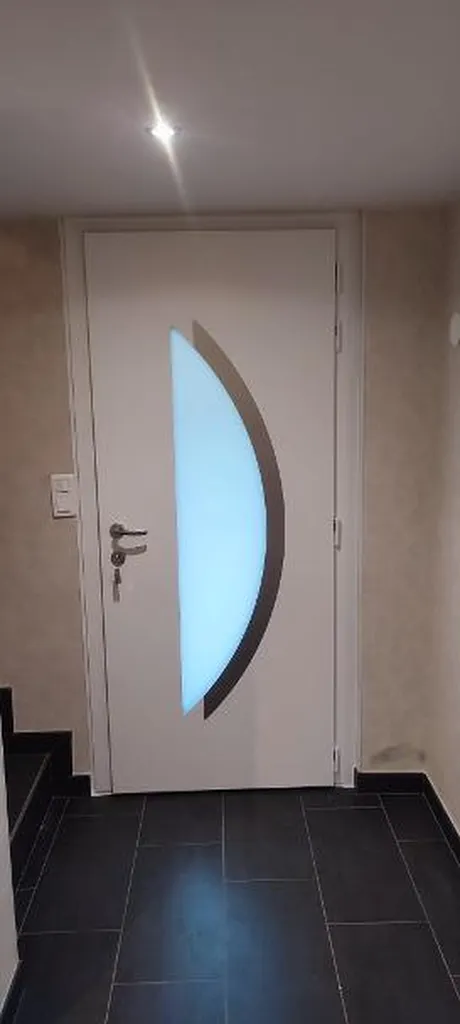 Remplacement d'une porte d’entrée monobloc en aluminium Les Contemporains modèle Belize1 triple vitrage en pose à Sennecey-lès-Dijon