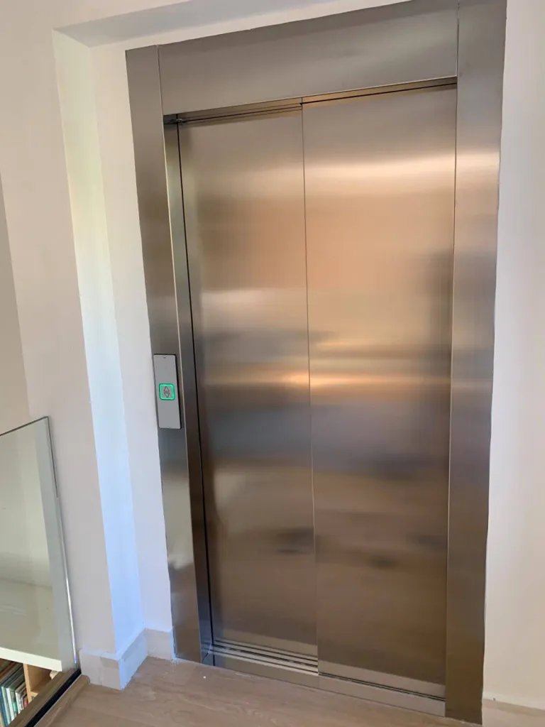 Une fois ouverte les portes télescopiques laissent un passage libre de 900 mm pour cet ascenseur de maison VIMEC en intérieur sur 3 niveaux avec accès d'équerre près de Fréjus entre Aix en Provence et Cannes