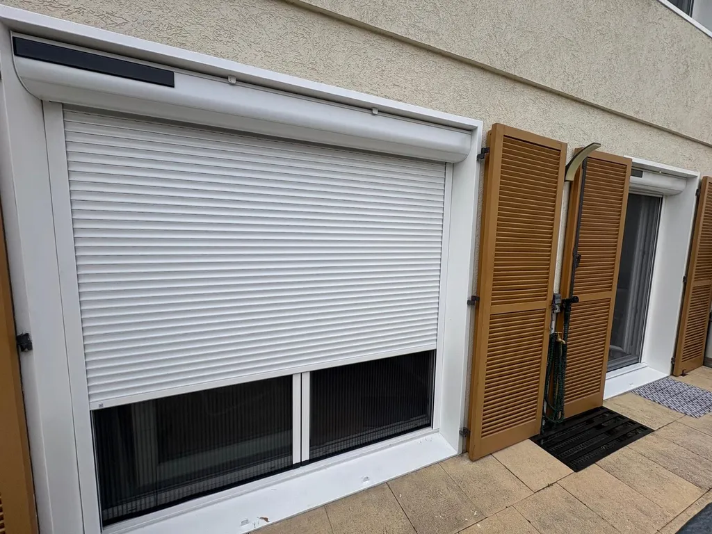 Installation de 4 volets roulants solaires avec moustiquaires intégrées et boîtier TaHoma pour moderniser une habitation à Ostwald