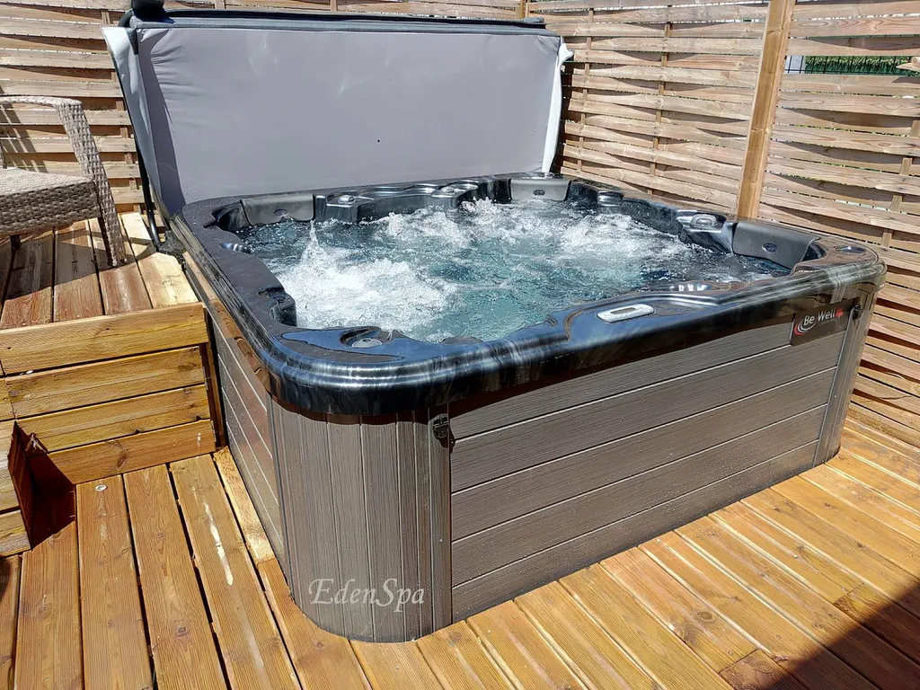 jacuzzi encastré terrasse bois port-de-bouc