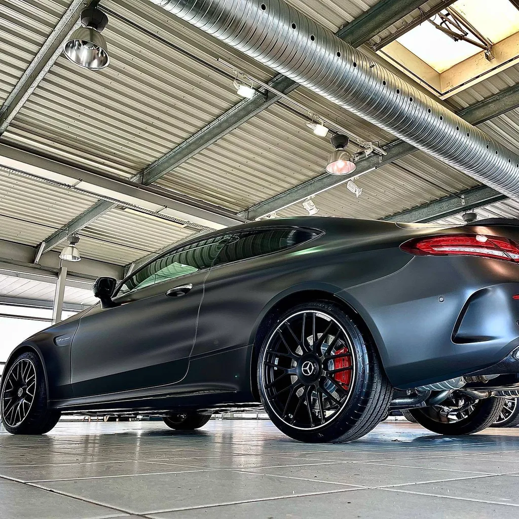 Pose de protection PPF sur la carrosserie d'une Mercedes C63 S AMG à Lyon dans le Rhône
