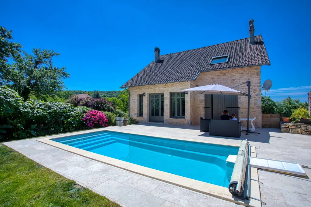 Piscine vue biais avec terrasse